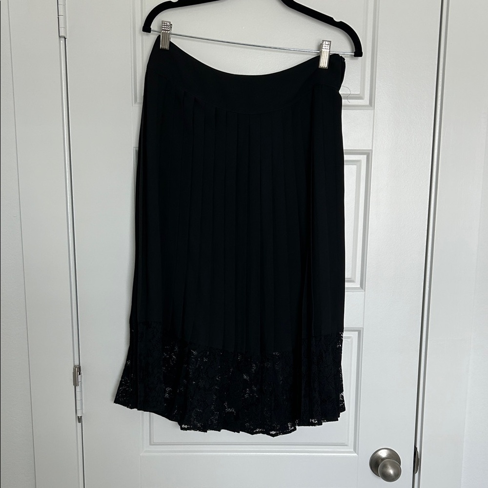 Black Pleated Lace-Hem Women's Skirt